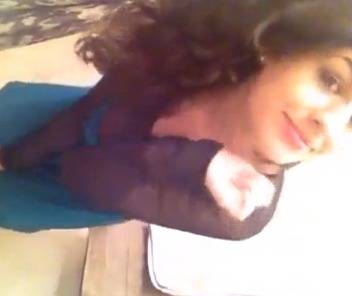 Perfect figured desi model full striptease clip