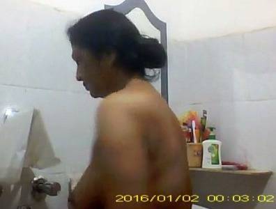 Bengali aunty bathing hidden cam video 1 Bengali aunty bathing hidden cam video