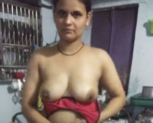 Telugu aunty Reshma strip saree