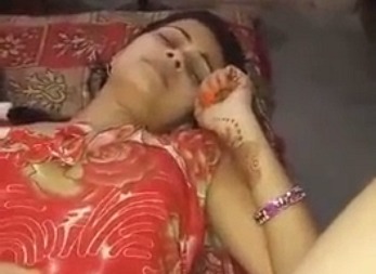 Beautiful desi nude wife fingered MMS