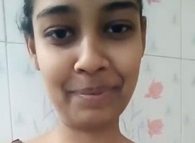 Desi Unhooking bra solo selfie