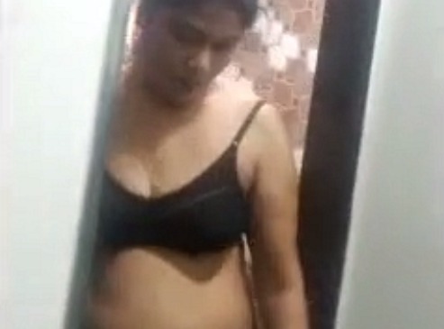 Neighbor aunty nude bathing before sex