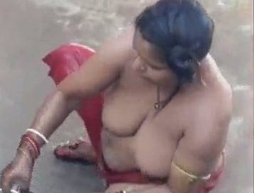 Aunty bathing outdoor spy clip