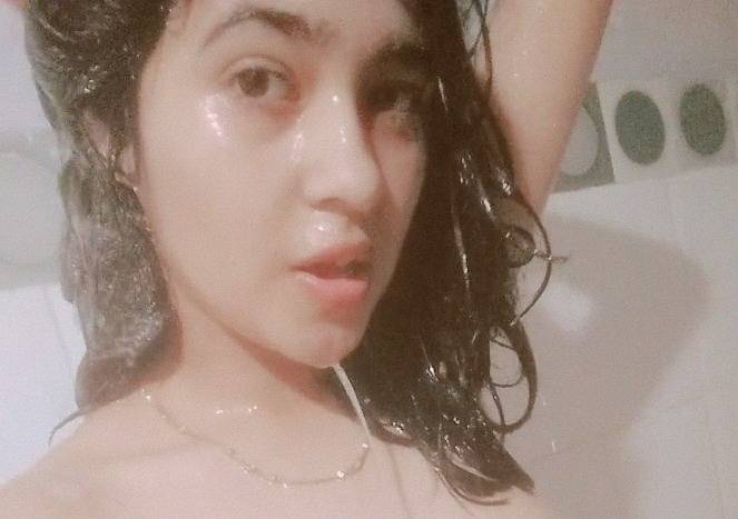 Wet Indian teen bathroom girl naked selfie leaks