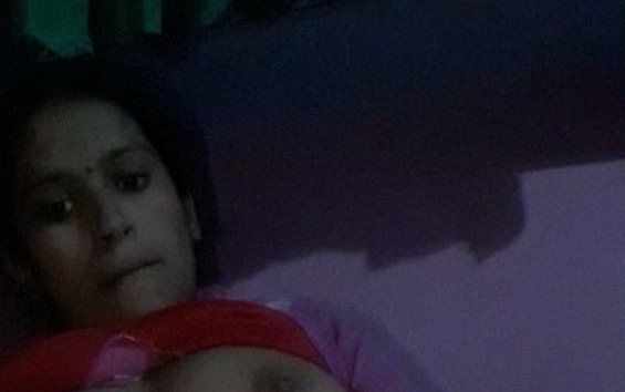 Cute village bhabhi ki yoni rubbing selfie video