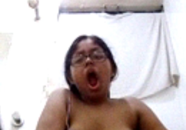 Horny Indian bitch rubbing chut in bathroom video