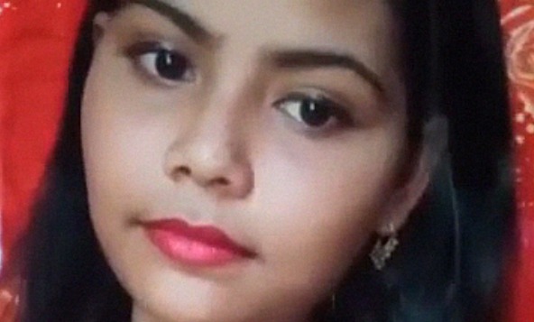 Military dress desi girl showing boobs and fingering chut