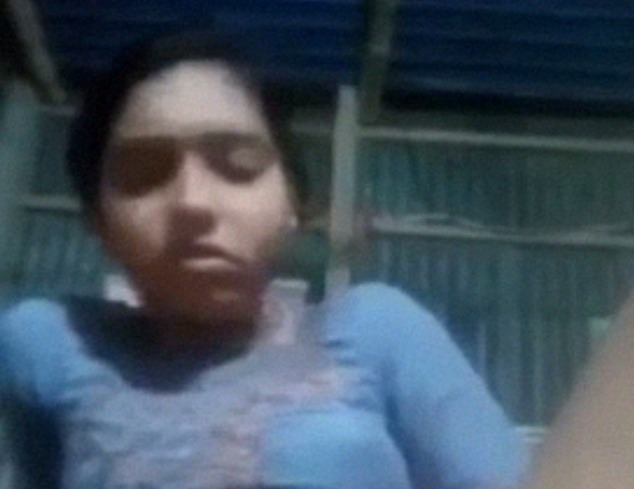 Narayanganj girl masturbating using banana MMS video