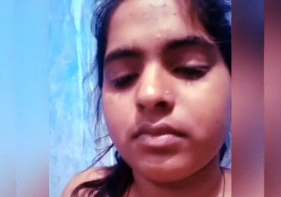 Sexy Bengali hottie Rajni showing her pussy juice