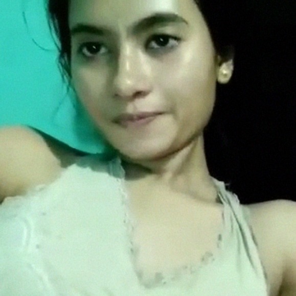 Nude Assame girl writing Aaftab of her legs - KamaBaba.com