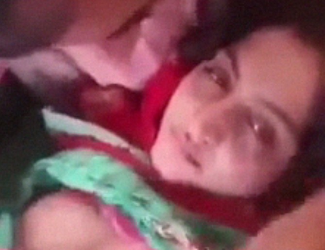 Pakistani boss sucking boobs of secretary in car - Leaks