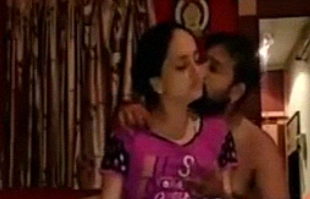 Indian married couple XXX live call leaked - HamaterDesi.com