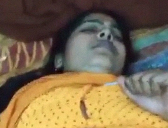 Saree XNXX sex video of yellow saree aunt - HamaterDesi.com