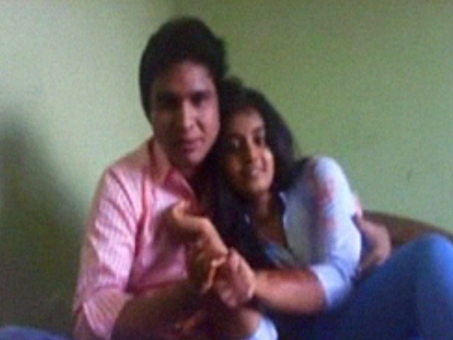 Watch Young Indian coed lovers having missionary style XXX - Video on Desi49