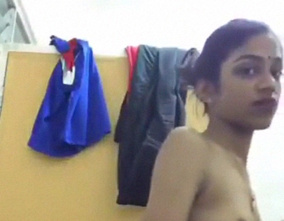 Shy Tamil teenage girl bathing porn - HamaterDesi.com