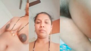 South Indian nude lady fingers her hairy pussy in MMS