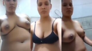 An Indian woman records her nude MMS for her lover