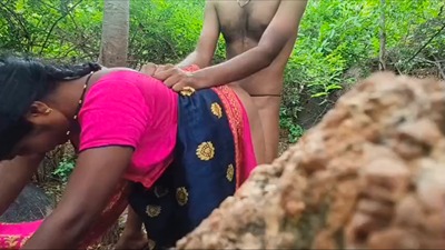 Desi couple’s outdoor sex MMS from a jungle